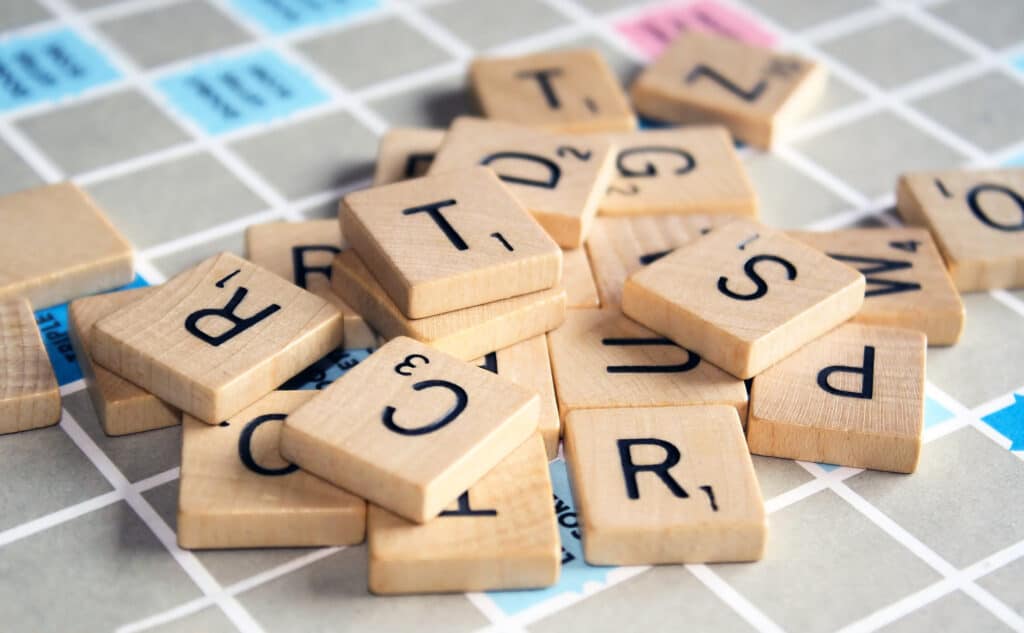 Scrabble letters mixed up for finding five letter words ending in e; 5 letter word ending with e; 5 letter word that ends in e